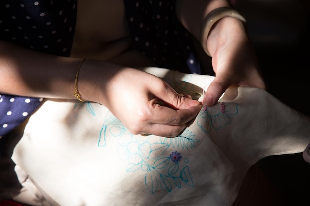 Ruky pri vyšívaní detailu