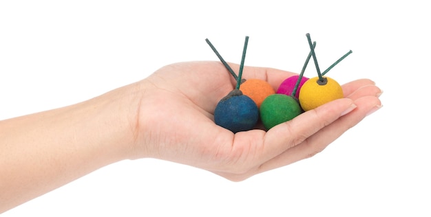 Ruky s ihlou a farebnými niťami